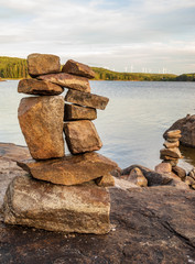 Turm aus Steinen an See