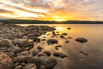 Fototapeta na wymiar Sonnenuntergang auf einer Insel in schwedischer Seenlandschaft