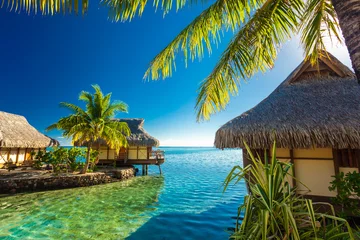 Crédence de cuisine en plexiglas Plage tropicale Bungalows sur pilotis et lagon vert, Moorea, Polynésie française