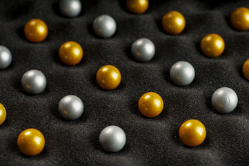 złote i srebrne kulki na czarnym tle