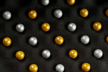złote i srebrne kulki na czarnym tle