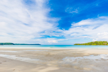 Fototapeta na wymiar Tropical empty tranquil white sand beach with green forest island