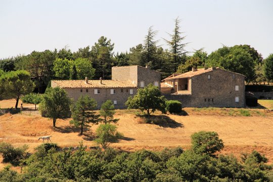 mas dans le Luberon