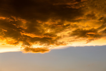 Obraz premium colorful dramatic sky with cloud at sunset.