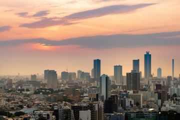 Fototapeta premium 夕暮れの東京の街