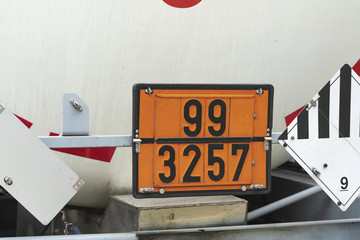 Orangefarbige Warntafel , Gefahrentafel am Heck eines Tank - LKWs . Oben Gefahrnummer , unten die...