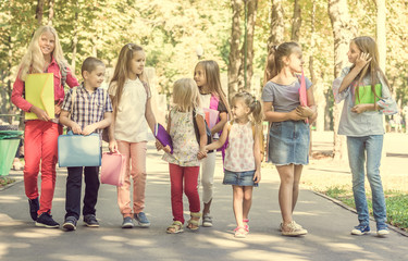 Obraz premium group of children with school backpacks
