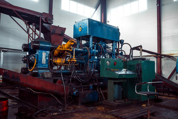 Equipment for pressing metal chips in briquettes