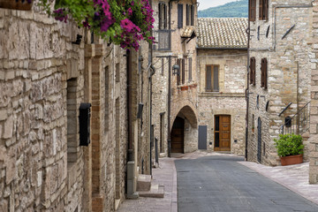 Fototapeta na wymiar Verwinkelte Gassen in Assisi