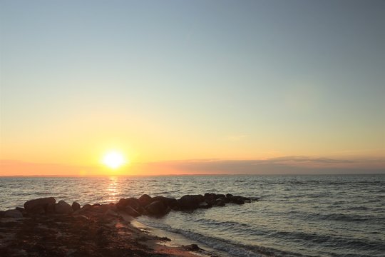 romantischer Sonnenuntergang am Meer, Konzept, Trauer, Seebestattung, Abschied 