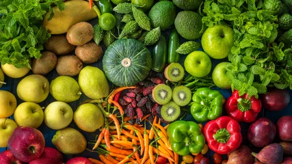 Foto op Plexiglas Bovenaanzicht verschillende verse groenten en fruit biologisch voor een gezonde levensstijl, veel rauwe producten voor gezond eten en dieet © peangdao