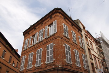 Fototapeta na wymiar Immeuble ancien en briques à Toulouse, Haute-Garonne