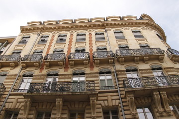 Fototapeta na wymiar Façade d'immeuble ancien à Toulouse, Haute-Garonne
