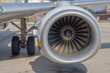 turbina Aereo di linea dove si vede l'ala e le ruote in aereoporto