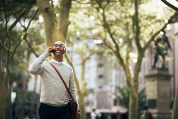 Obraz premium Businessman talking over mobile phone while commuting to office