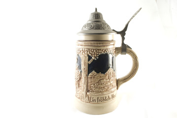 Boccale tedesco su sfondo bianco