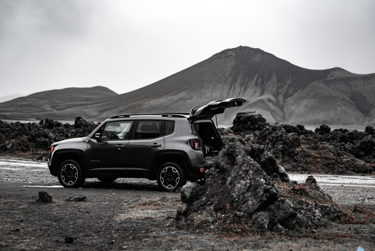 4x4 car in iceland highlands