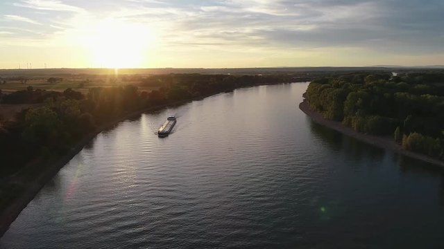 Rheinbiegung und Frachtschiff