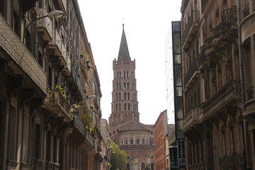 Fototapeta na wymiar Basilique Saint Sernin vue depuis une rue à Toulouse, Haute Garonne