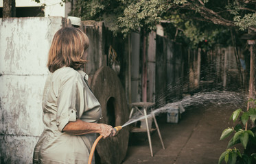 Senhora Aguando as Plantas