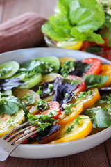 Sliced tomato with a dressing of garlic sauce