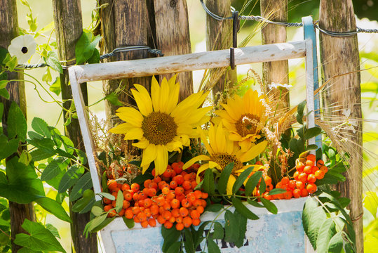 Sommerliches Blumengesteck am Staketenzaun