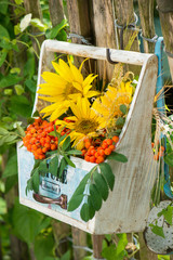 Sommerblumengesteck am Gartenzaun