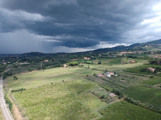 Campagna italiana sotto il temporale