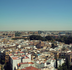 Paisaje urbano del centro de la ciudad de Sevilla en España. Escena diurna con cielo azul despejado y soleado en verano.