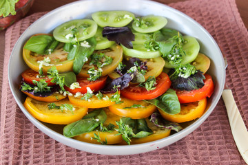 Sliced tomato with a dressing of garlic sauce