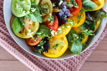 Sliced tomato with a dressing of garlic sauce