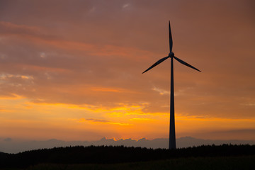 Windmolen tegen een prachtige avondlucht