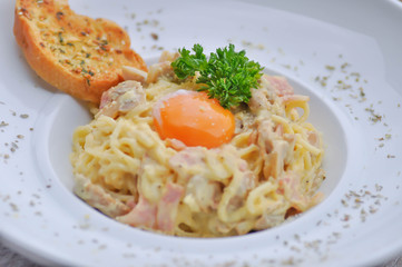 spaghetti with ham and mushroom or spaghetti carbonara