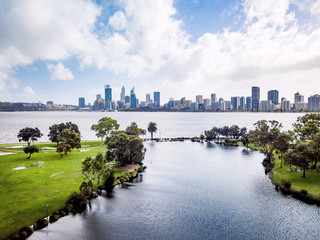Obraz premium Perth City skyline viewed from South Perth across the Swan River. Western Australia, Australia.