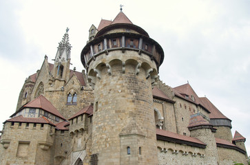 Fototapeta na wymiar The medieval Kreuzenstein castle in village near Vienna