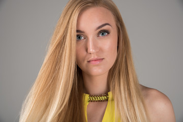 Naklejka premium Blond model in yellow dress