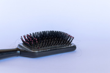 Escova usada com cabelo