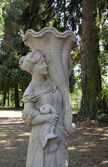 Fototapeta premium antike frauenfigur mit füllhorn im schillerhain bei kirchheim bolanden