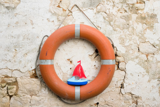 bateau voilier naviguer r&ecirc;ver r&ecirc;ve navigateur bou&eacute;e saugarder s&eacute;curit&eacute; prudence prudent suret&eacute; mer oc&eacute;an secourir sauveteur flotter jouet jouer orange