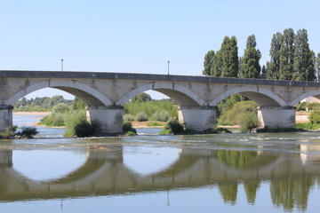Fototapeta na wymiar le pont au milieu de l'eau