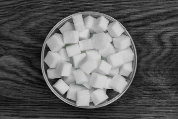 Würfelzucker in einer Glasschale