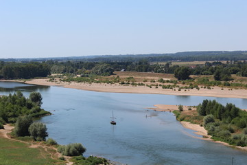 le bateau au milieu de l'eau