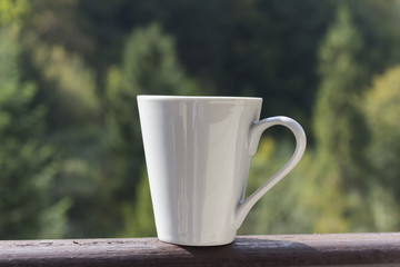 Obraz premium a cup of coffee on the nature in the mountains