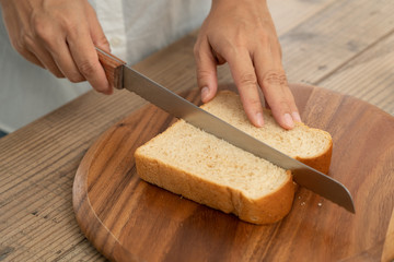 全粒粉入り食パンを切る手元