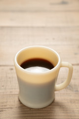 木のテーブルに置かれたコーヒー