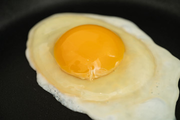 目玉焼きを焼く