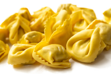 Tortellini freschi su fondo bianco