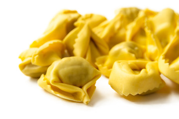 Tortellini freschi su fondo bianco