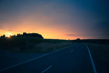 Fototapeten Een weg bij avondlicht © JoveImages