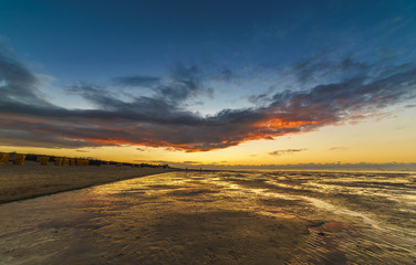 Fototapeta na wymiar Sonnenuntergang an der Nordsee bei Cuxhaven
